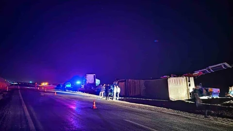 Siirt'te Tır Devrildi Üç Yaralı