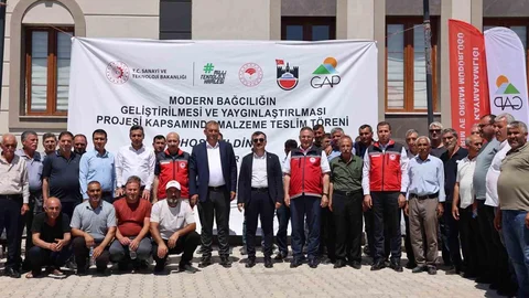 Dicle'de Çiftçilere Tarım Ekipmanları Dağıtıldı
