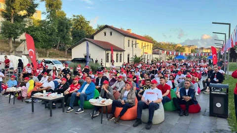 Arnavutköy'de Milli Maç Coşkusu