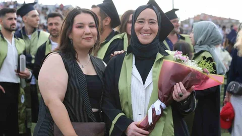Anne-kızın Yalova'daki Mezuniyet Sevinci
