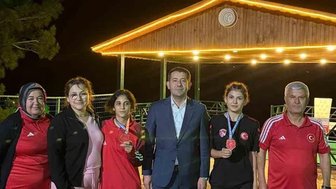 Genç Güreşçiler Feke'de Başarı Elde Etti