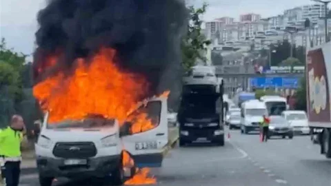 Trabzon'da Dolmuş Minibüsü Yangın Çıkardı