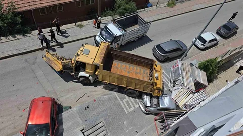 Yozgat'ta Freni Boşalan Kamyon Kazaya Neden Oldu