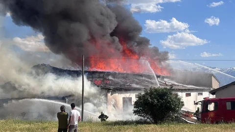 Erzincan'da İkinci El Mobilya Deposunda Yangın