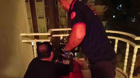 Batman'da Balkon Korkuluğuna Sıkışan Kız Kurtarıldı