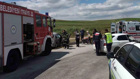 Çorum'da İki Otomobil Çarpıştı
