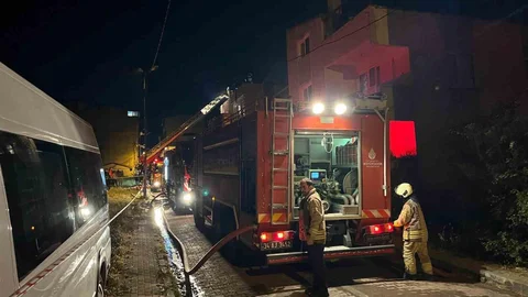 İstanbul Avcılar'da Yangın Çatıya Sıçradı