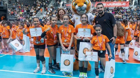Eczacıbaşı Spor Kulübü Mini Voleybol Şenliği İstanbul'da Gerçekleşti