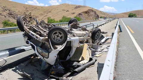 Elazığ'da Kamyonet Su Kanalına Devrildi