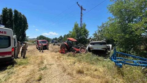Bingöl'de Traktöre Çarpan Otomobil Ters Döndü