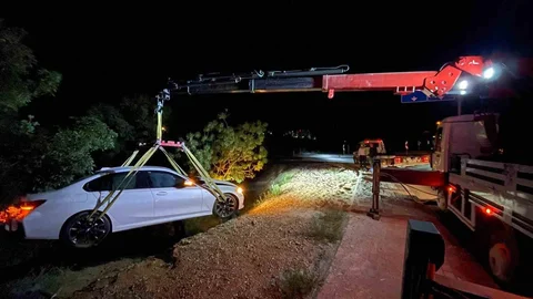 Karaman'da Otomobil Ağaçlığa Uçtu