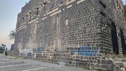 Cizre Kalesi Duvarları Spreyle Boyandı