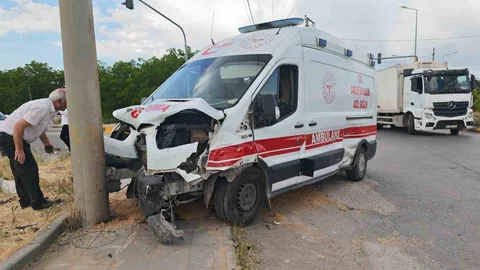 Bitlis'te Ambulans ve Otomobil Çarpıştı