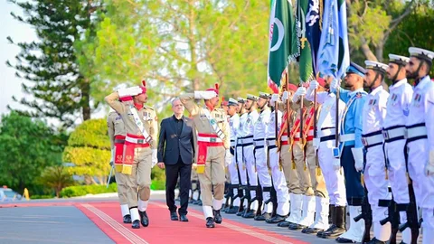 İran Cumhurbaşkanı Pezeşkiyan, Pakistan'da Görüştü
