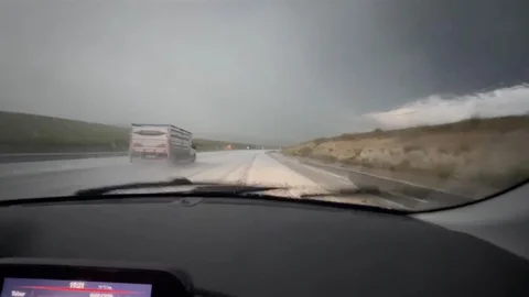 Kars'ta Dolu Yağışı Kenti Beyaza Bürüdü