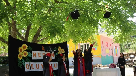 Aydın'da Tek Öğretmenli Okul Mezuniyet Sevinci