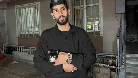 Küçükçekmece'de Düşen Kedi Kurtarıldı