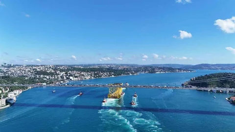 İstanbul'da Sondaj Platformu İskelesi Geçişi