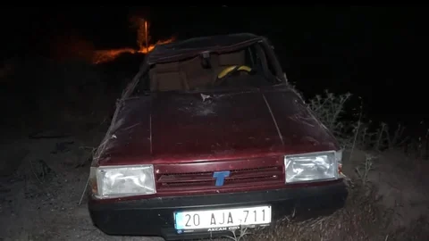 Otomobil Dereye Düştü, İki Kişi Yaralandı