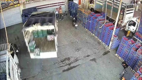 Adana'da Kamyonet Kazası