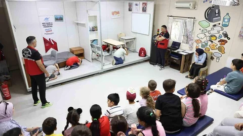 Sultangazi'de Çocuklara Deprem ve Trafik Eğitimi