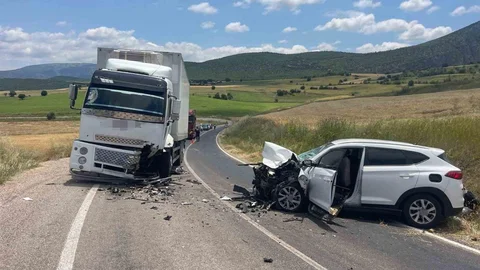 Tokat'ta Otomobil-Kamyon Çarpışması