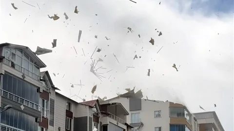 Ahlat'ta Hortum Çatıları Uçurdu