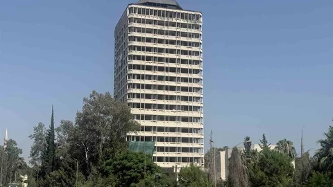 Adana'da 16 Katlı Bina Yıkılıyor