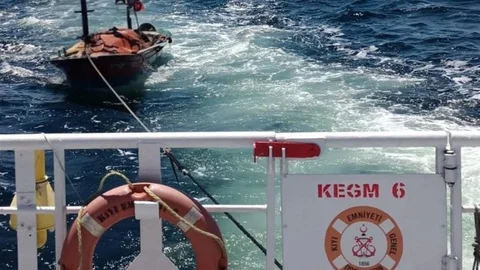 Çanakkale Boğazı’nda Sürüklenen Tekne Kurtarıldı