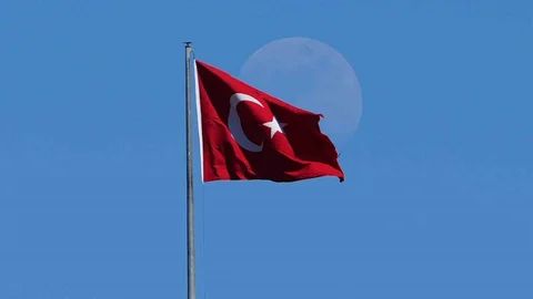 Kırıkkale'de Bayrak ve Ay Manzarası