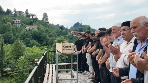 Rize'de Feci Trafik Kazasında Hayatını Kaybeden Kadın Toprağa Verildi
