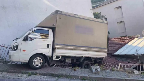 Kağıthane'de Kamyonet Çatıya Düştü