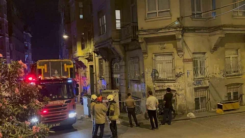 Beyoğlu'nda Bina Çöktü