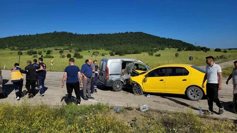 Karabük'te Taksi ve Hafif Ticari Araç Çarpıştı