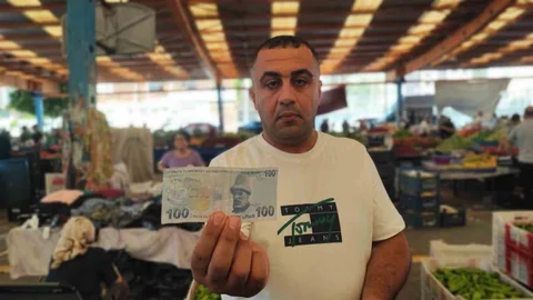 Adana'da Aşk Mesajlı Para Dağıtımı