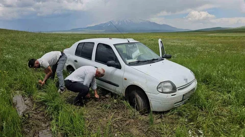 Bitlis'te Çamura Saplanan Araç Kurtarıldı