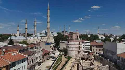 Makedonya Kulesi Edirne'yi Aydınlatıyor