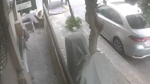 Sultangazi'de Hurdacılar Çöp Konteynerini Kullandı