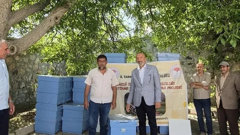 Sivrice'de Arıcılara Kovan Desteği Dağıtıldı