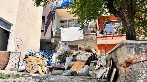 Ankara'da Annesinin Çöp Evde Tutulduğunu İddia Etti