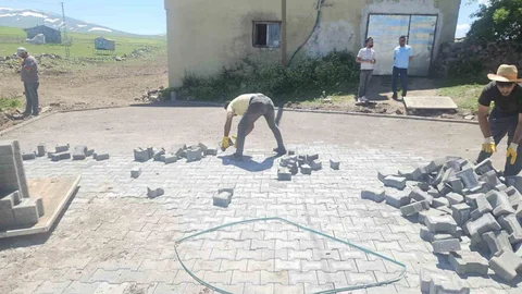 Kars'ta Köy Yollarına Kilit Parke Taşı Yapılıyor