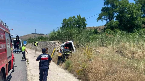 Bilecik'te İstinat Duvarına Çarpan Araç Yan Yattı