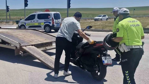 Çorum'da Motosiklet ve Otomobil Çarpıştı