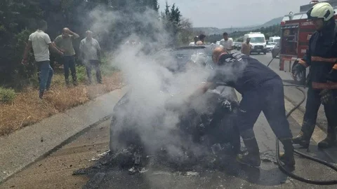 Mersin – Tarsus Otoyolu’nda Seyir Halindeki Otomobil Alev Alev Yandı!