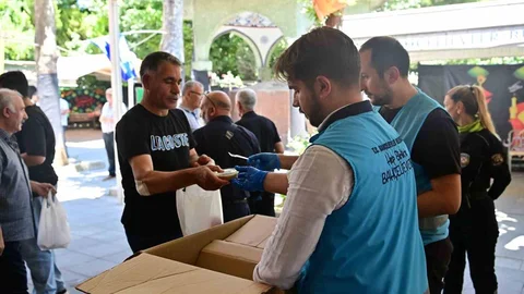 Bahçelievler'de Aşure İkramı Yapıldı