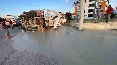 Bolu'da Beton Mikseri Devrildi