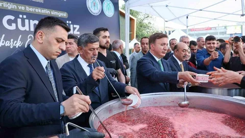 Erzincan'da Aşure İkramı Yapıldı