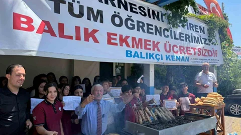 İstanbul'da Öğrencilere Ücretsiz Balık Ekmek Dağıtıldı