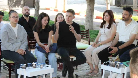 Altıntaş’ta Kitap Söyleşisi Düzenlendi