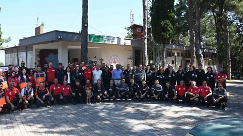 Manisa'da Afet Kahramanlarına Arma Taktı